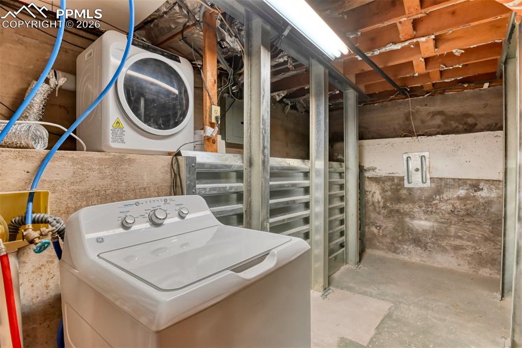 Unfinished below grade area featuring washer / clothes dryer