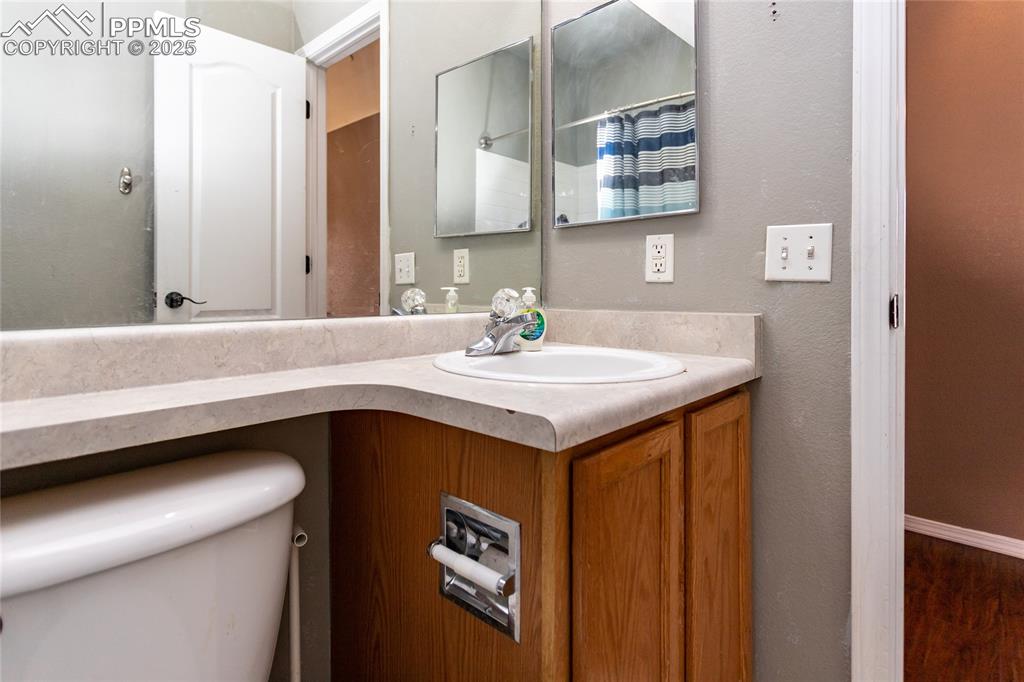 Upper full bathroom