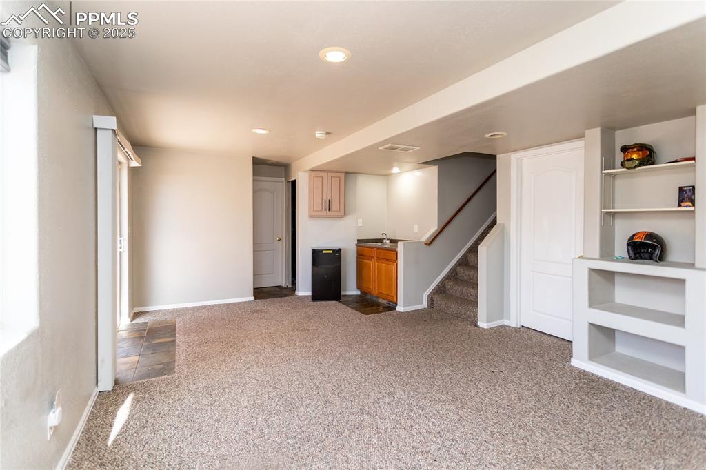 Basement family room with wet bar