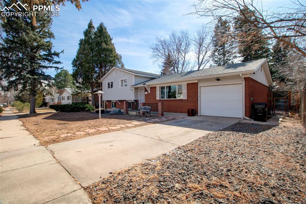 919 Dirksland Street photo 2