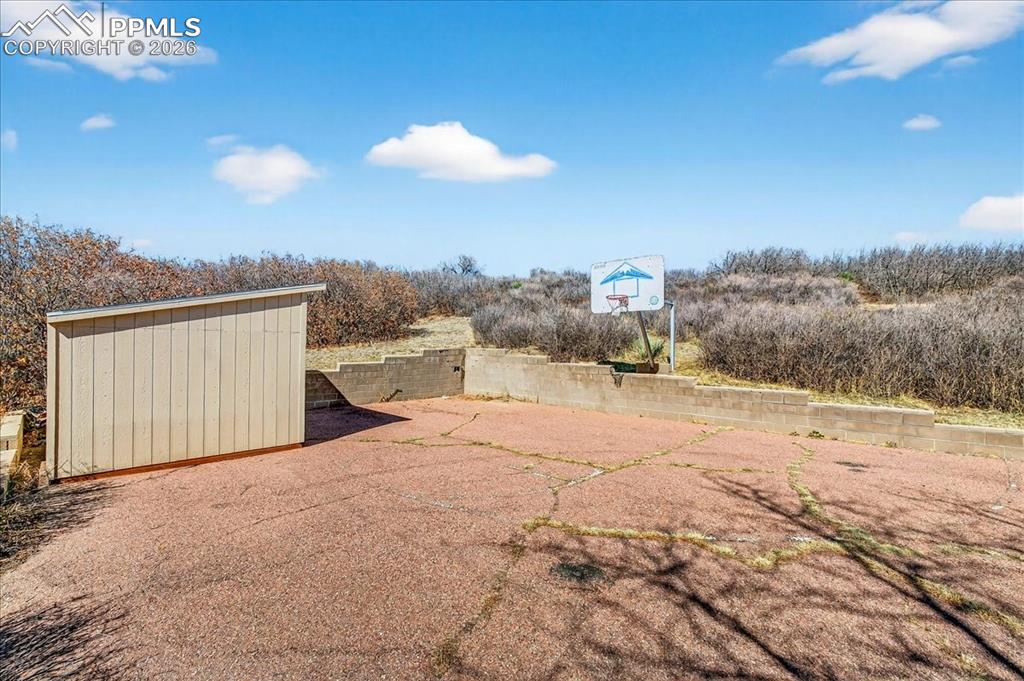View of yard featuring a shed