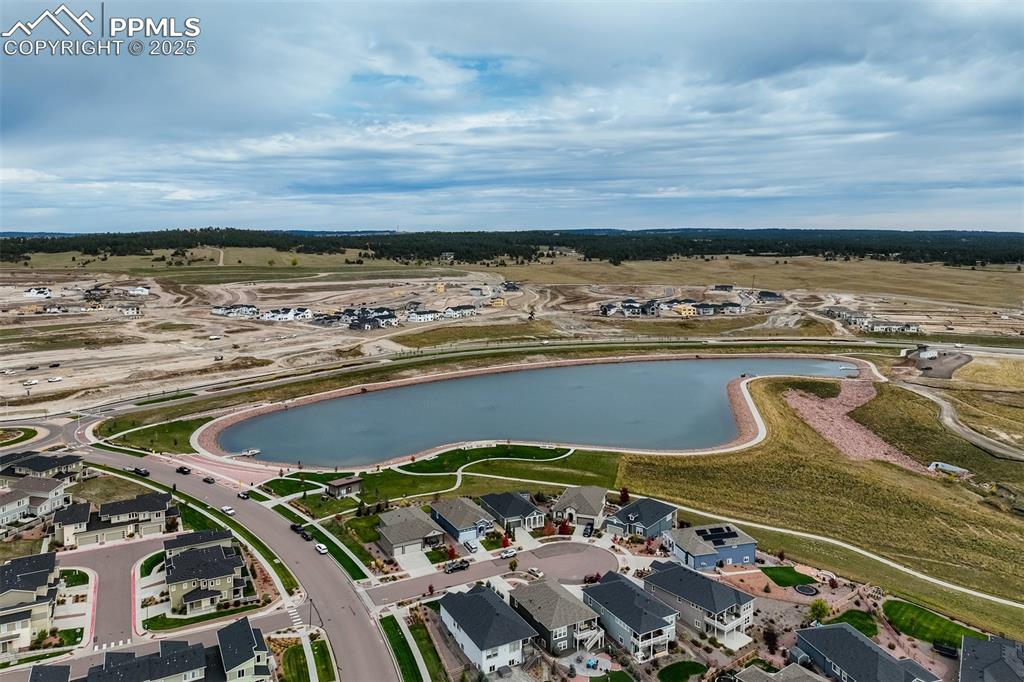 Community lake to enjoy kayaking and paddleboarding