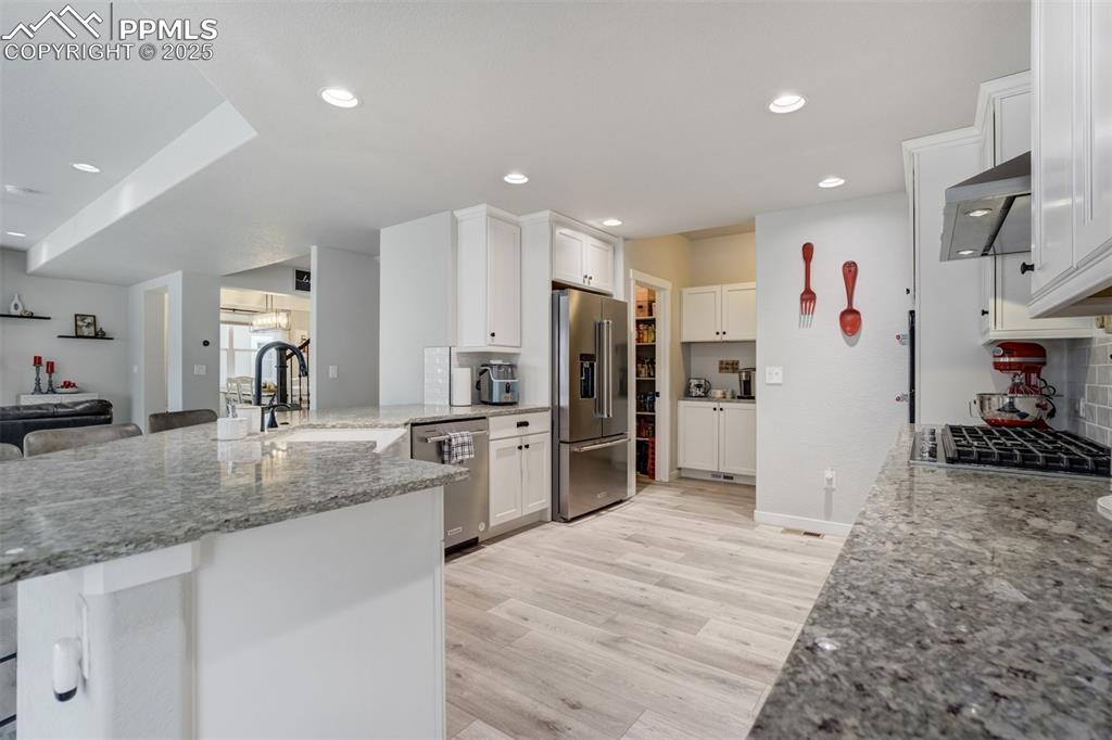 Fabulous kitchen with walk-in pantry and beverage staion