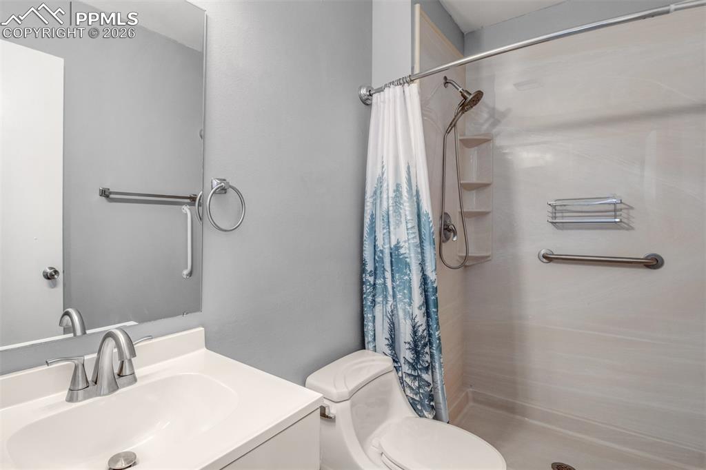 Second 3/4 bath with free standing shower
