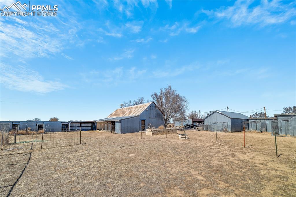 View of yard featuring an outbuilding