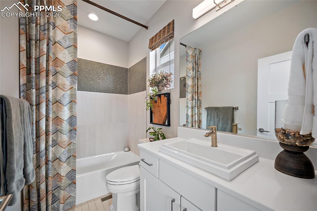 Adjoining bath for the Front main level bedroom.