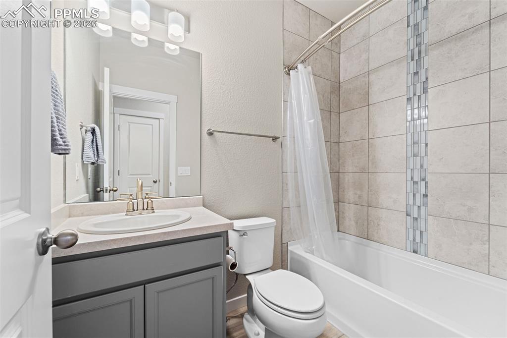 Full bath in-between the two front bedrooms