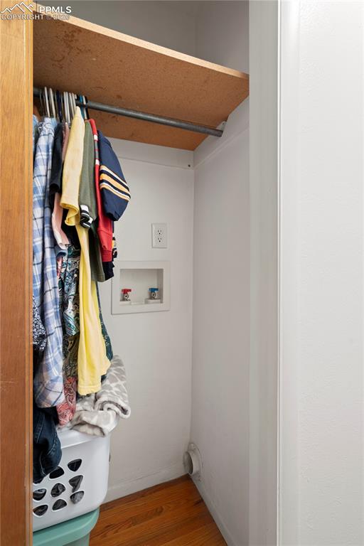 Hall closet w/ laundry hookups