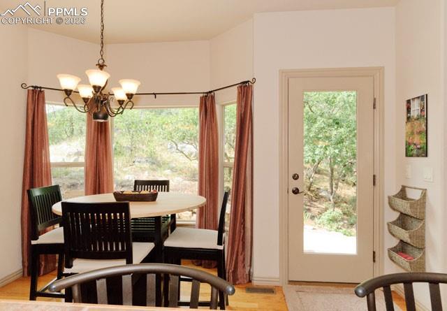 Eating nook w/walkout