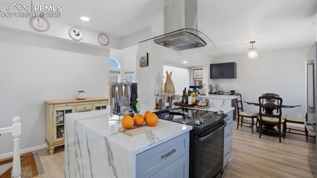 Appliances include a smooth cooktop, vent hood, dishwasher, microwave, oven, and refrigerator.