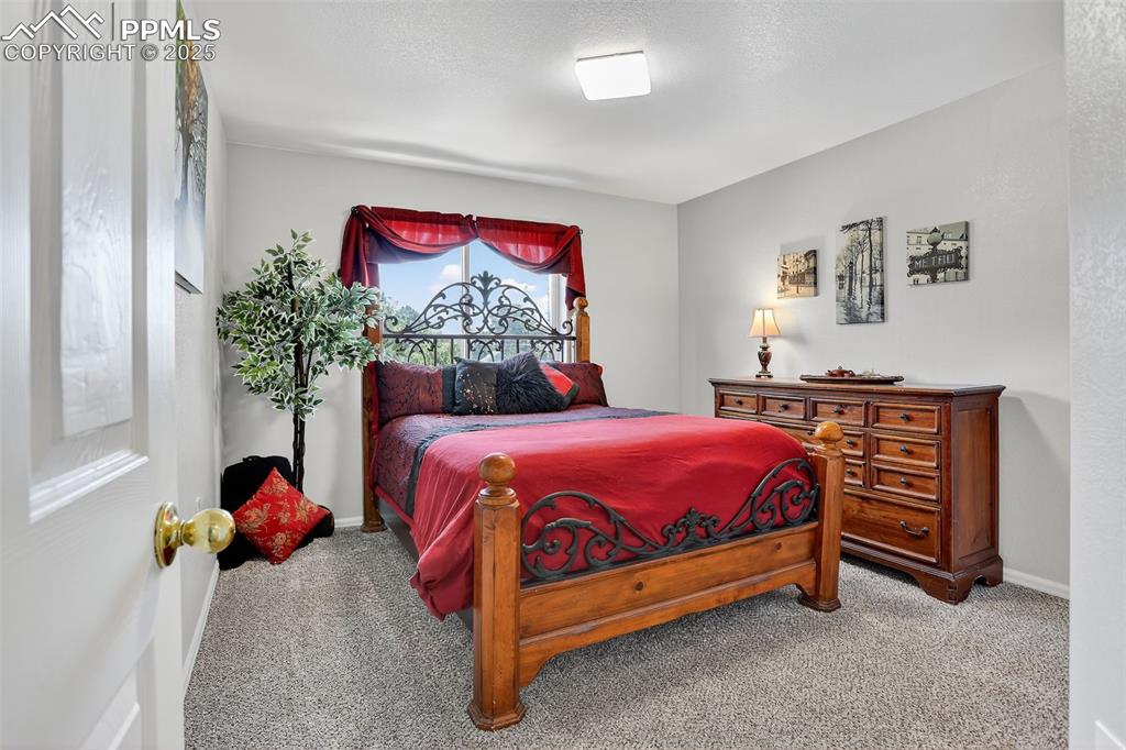 he upper level features two spacious bedrooms, a laundry area, and a generous primary suite with an en-suite bath and walk-in closet. 