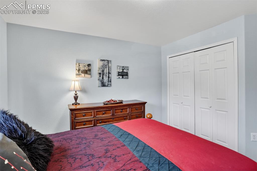 he upper level features two spacious bedrooms, a laundry area, and a generous primary suite with an en-suite bath and walk-in closet. 
