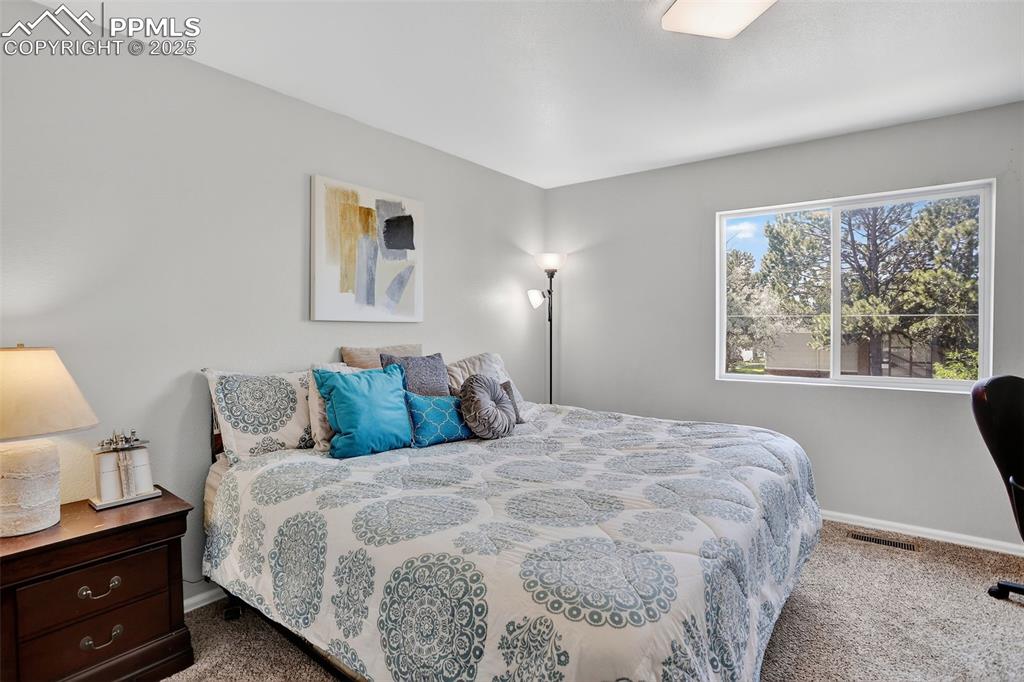 he upper level features two spacious bedrooms, a laundry area, and a generous primary suite with an en-suite bath and walk-in closet. 