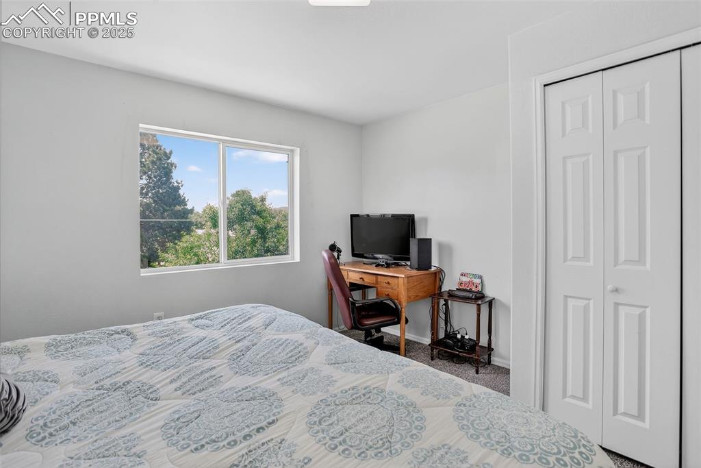 he upper level features two spacious bedrooms, a laundry area, and a generous primary suite with an en-suite bath and walk-in closet. 