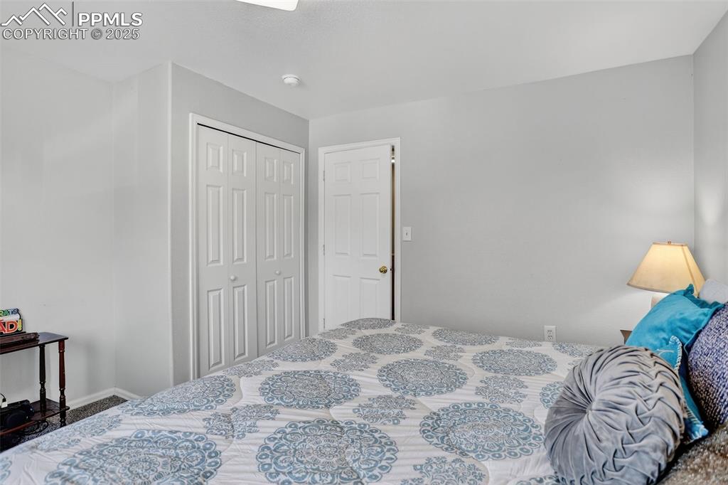 he upper level features two spacious bedrooms, a laundry area, and a generous primary suite with an en-suite bath and walk-in closet. 