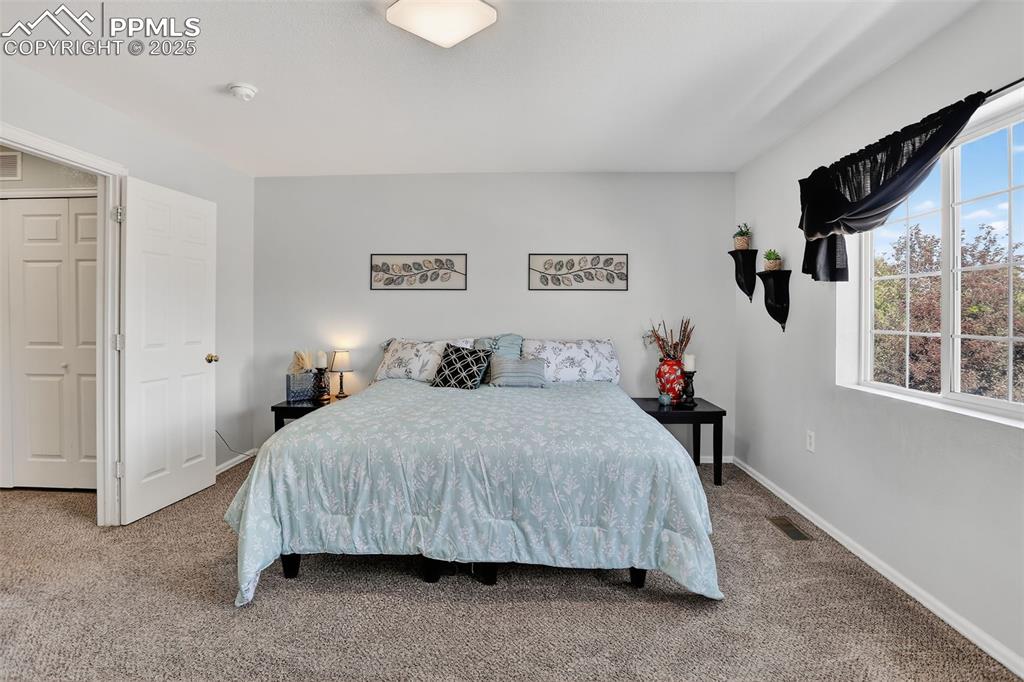 he upper level features two spacious bedrooms, a laundry area, and a generous primary suite with an en-suite bath and walk-in closet. 