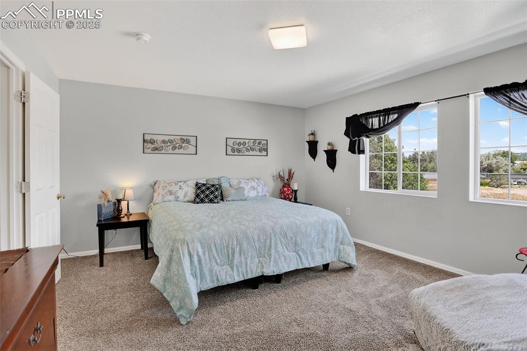 he upper level features two spacious bedrooms, a laundry area, and a generous primary suite with an en-suite bath and walk-in closet. 