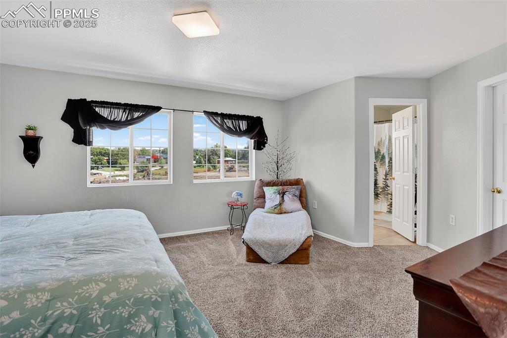 he upper level features two spacious bedrooms, a laundry area, and a generous primary suite with an en-suite bath and walk-in closet. 