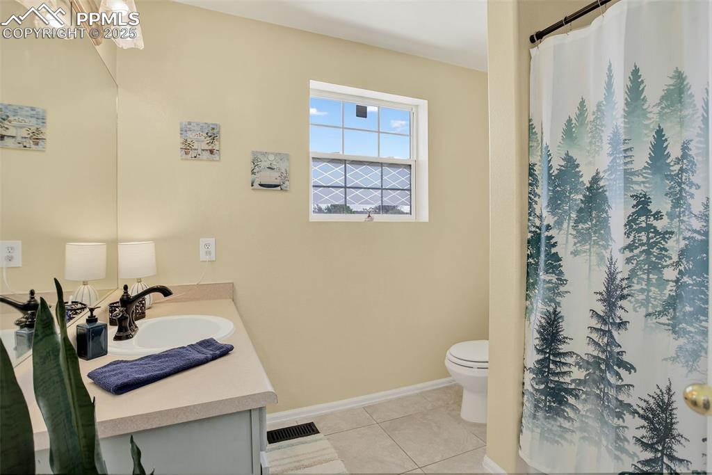 he upper level features two spacious bedrooms, a laundry area, and a generous primary suite with an en-suite bath and walk-in closet. 