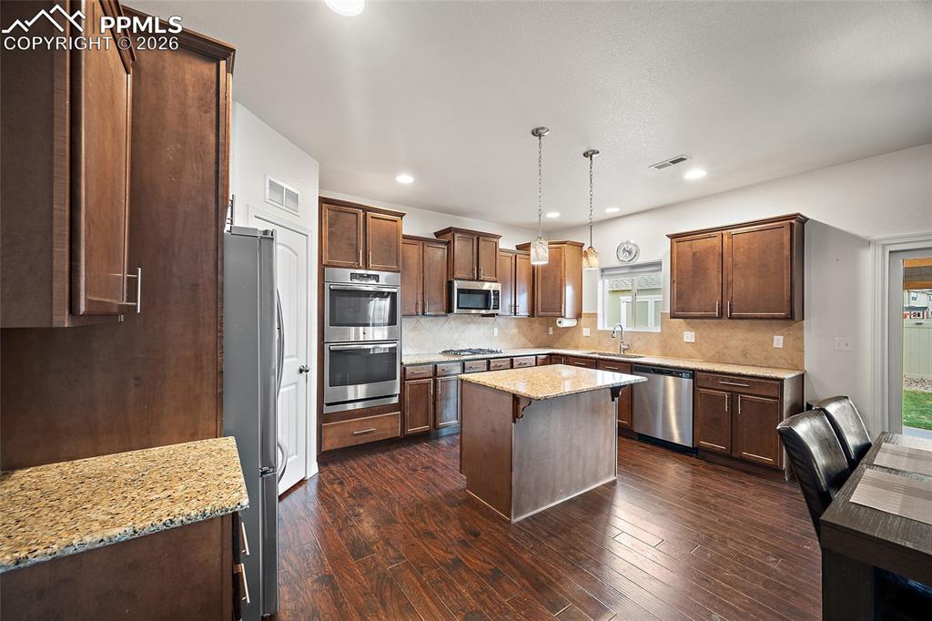 Breakfast bar with gorgeous granite counter tops. 