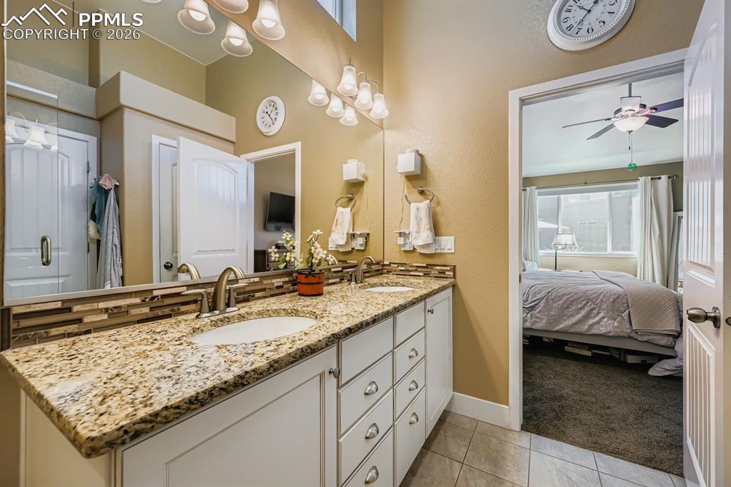 Spacious spa like bath