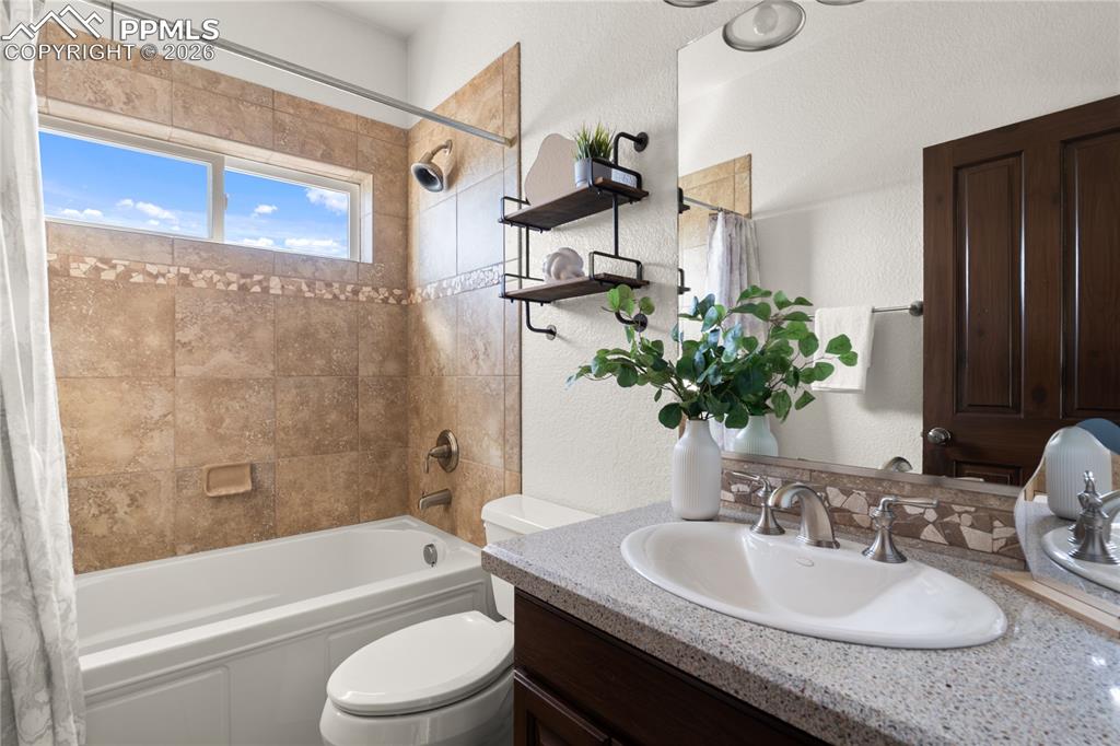 Upper level full bathroom.