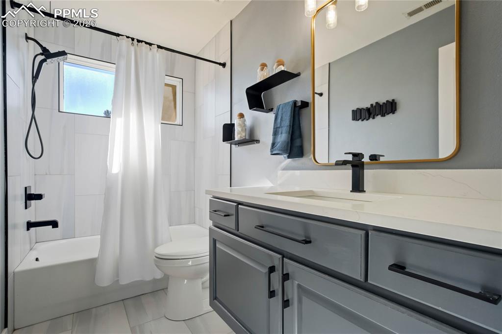 Upper level full bath.