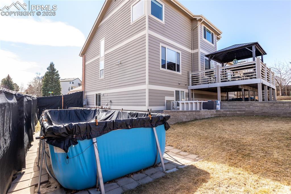 Above-ground heated pool with an access to finished full bathroom in the basement