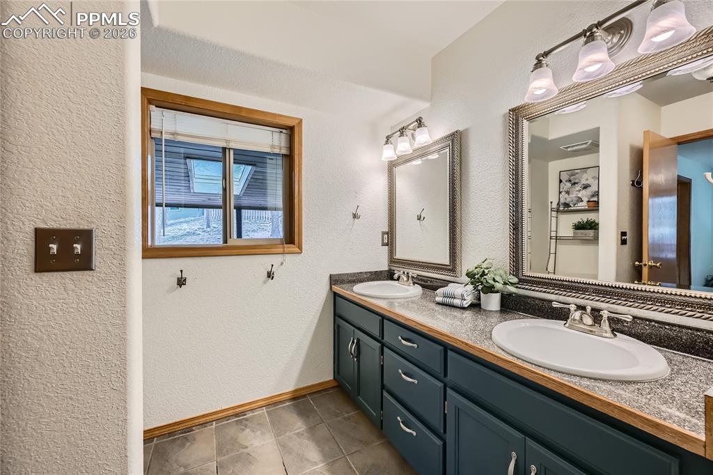 Primary en-suite with double vanity