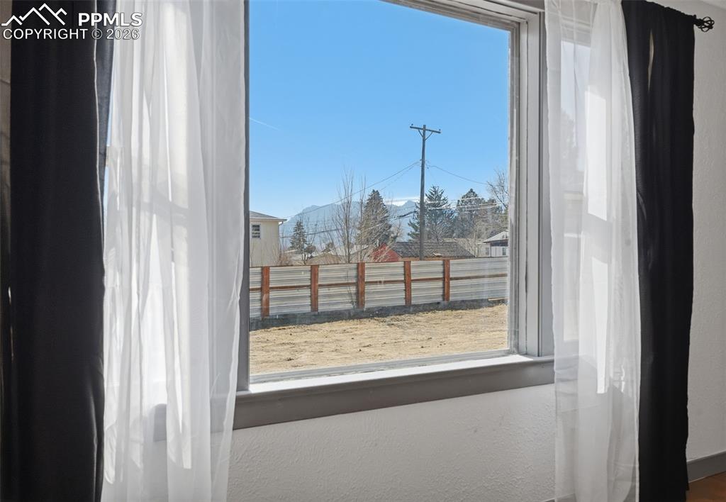 The large picture window offers a great view of the enormous yard. 