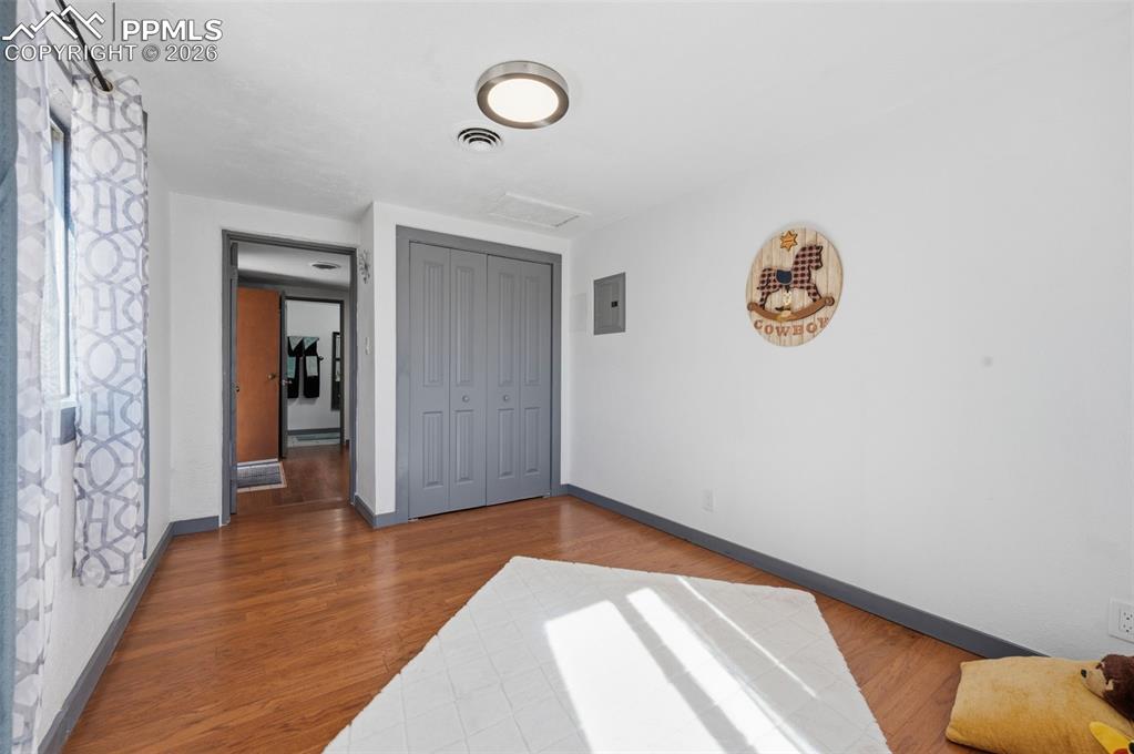 This 2nd bedroom is approx 9' X 15' and has 2 windows. 