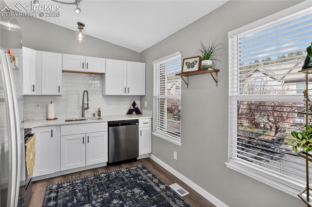 Kitchen with contemporary finishes