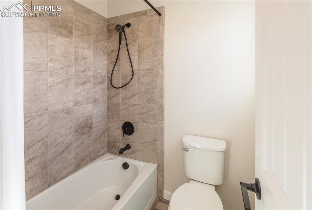 ...and a tub/shower combination.