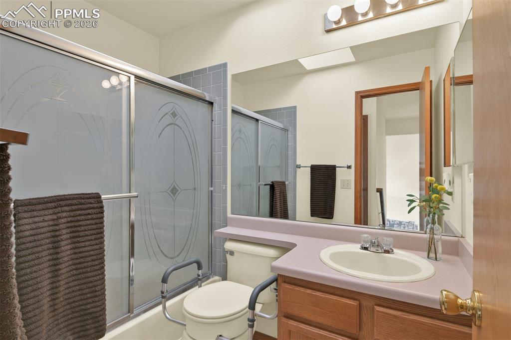 Upstairs 2nd Full Bathroom.