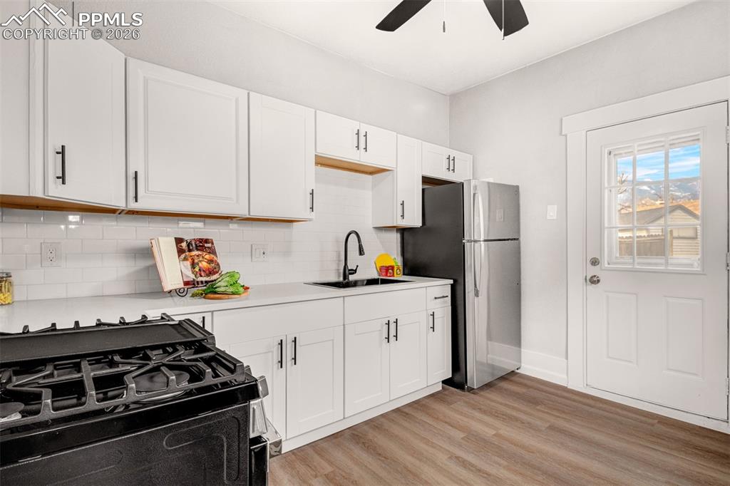 Eat-in kitchen with stainless appliances and sink disposal