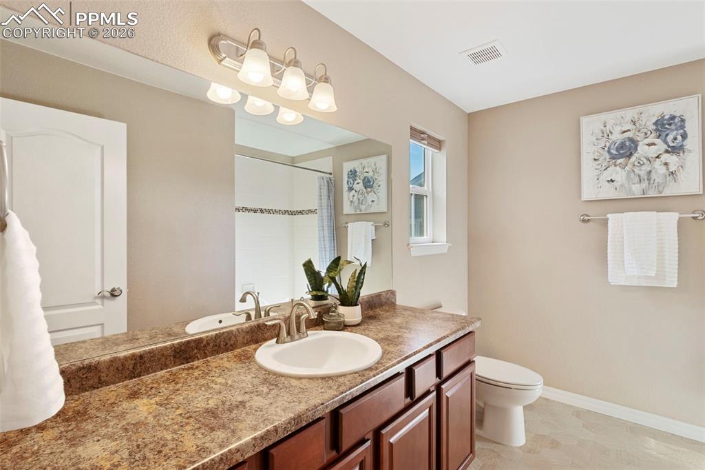 Upstairs Full bathroom