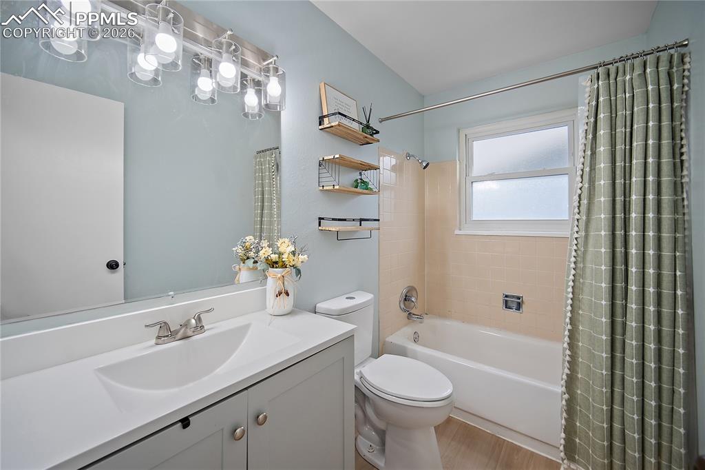 Main level full bath. 