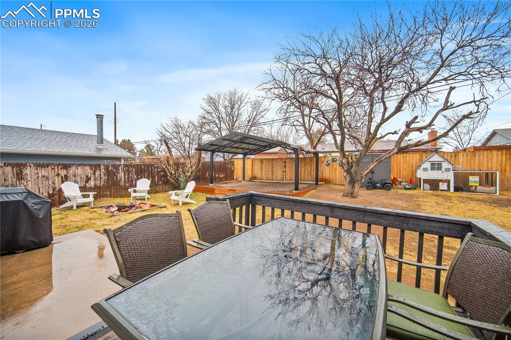 Additional patio space off the deck