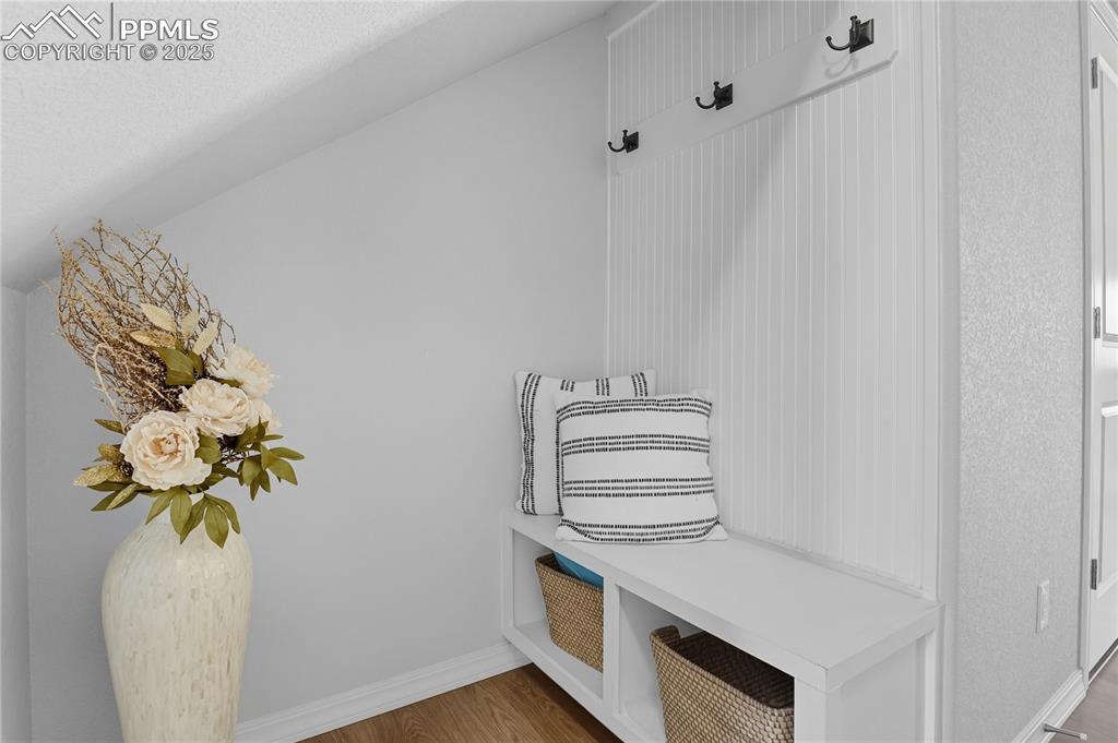 BEAUTIFULL CRAFTED HALLTREE AT THE ENTRANCE