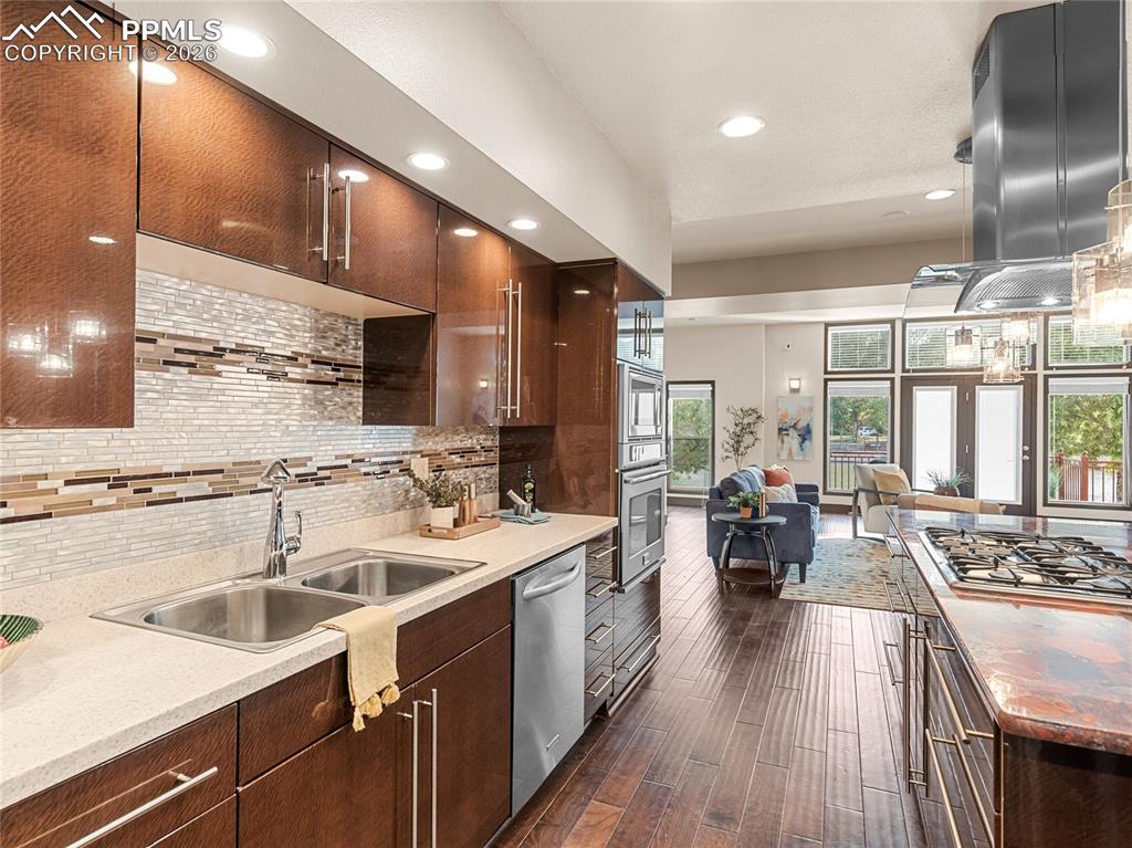 235 W Riverwalk photo 3