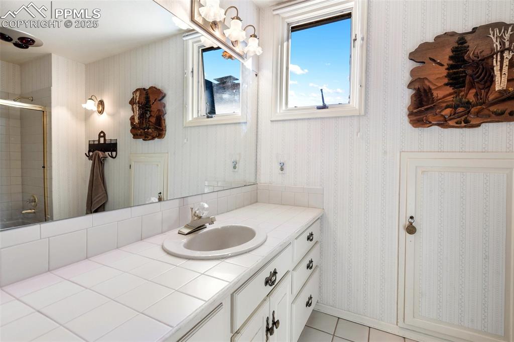 Upstairs full bathroom