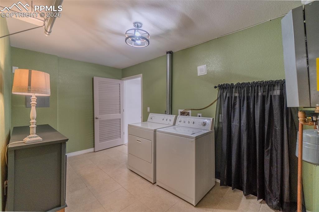 Laundry area featuring independent washer and dryer and baseboards