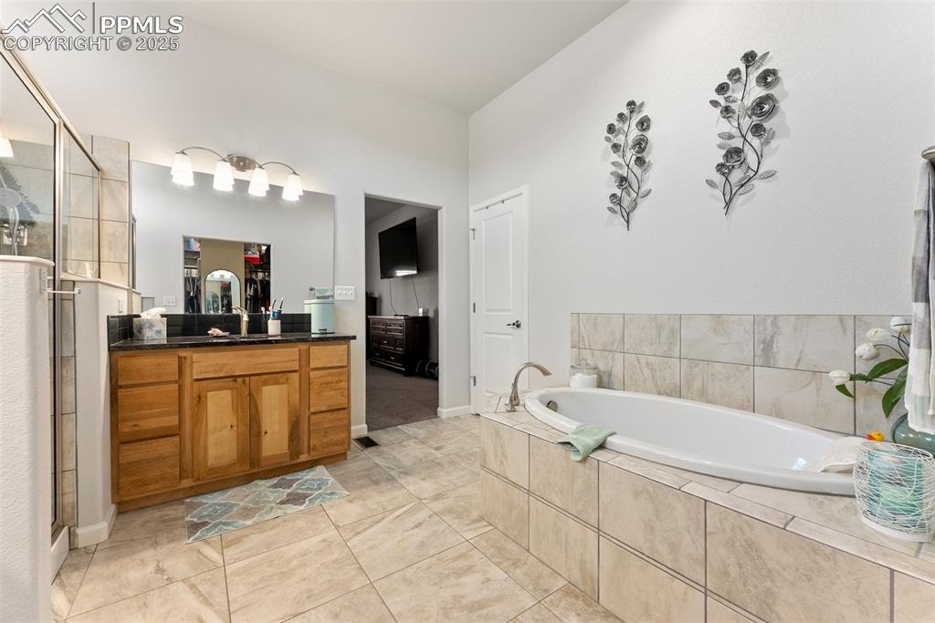 Large Garden Tub & Water Closet