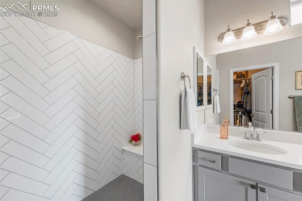 Neutral palette = instant spa vibes (bring your eucalyptus).