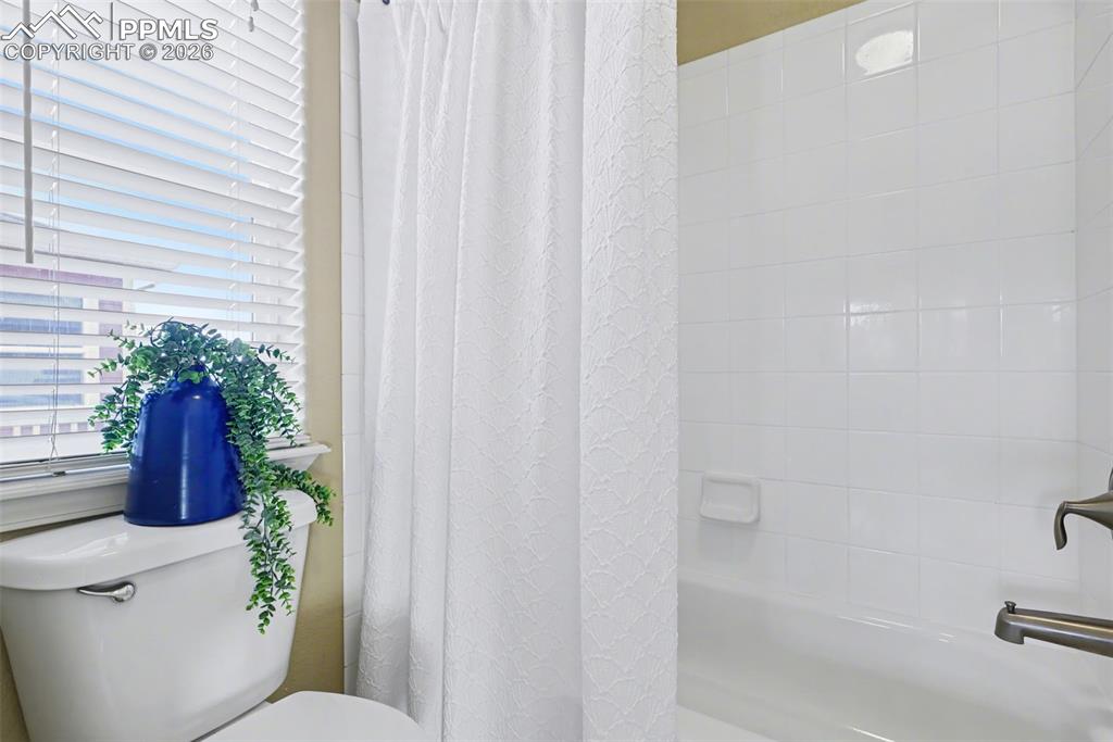 Jack & Jill Full Bathroom for 2nd & 3rd Bedrooms