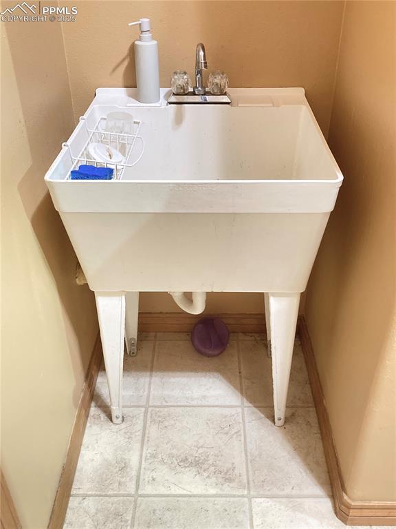 YES, there is a utility sink in the laundry room!