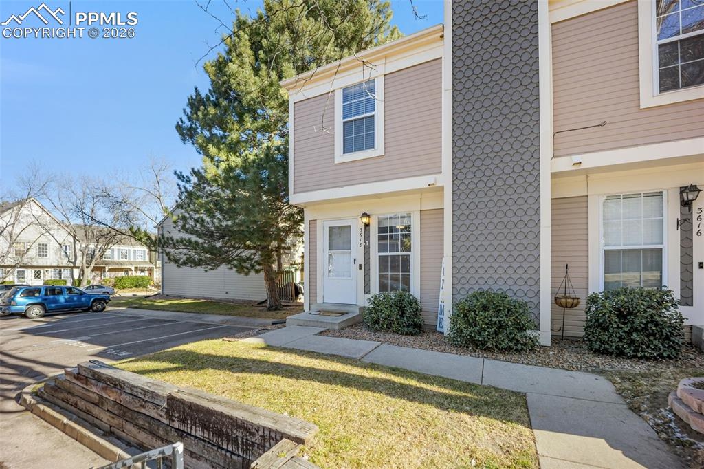 3618 Queen Anne Way photo 2