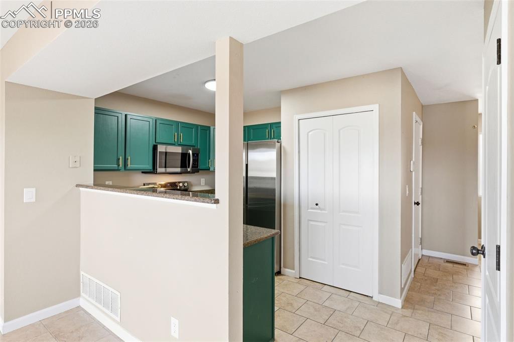 Kitchen also has granite breakfast bar and pantry.