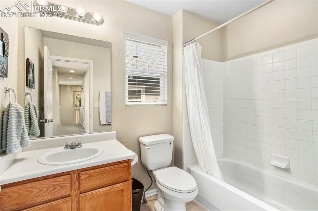 Upstairs Full Bathroom