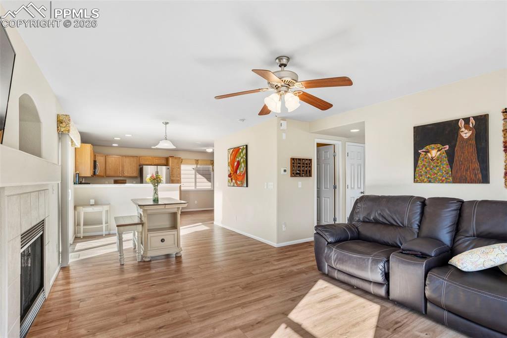 Open concept floorplan from living room into kitchen